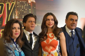 SRK & Happy Ney Year Team at Press Conference and Premier (4)