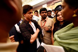 SRK in Chennai to attend Palam Silk event for HNY Promotion (3)